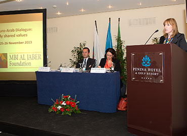 Directeur de la Fondation Carolyn Perry ouvre la réunion